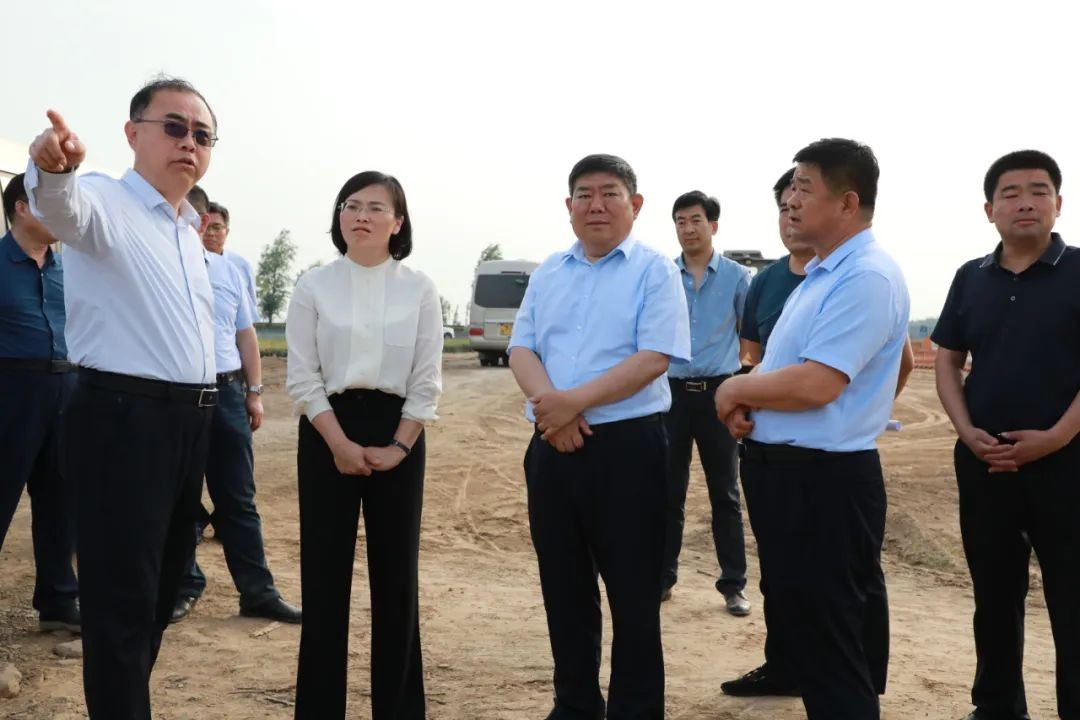 市委常委、副市長(zhǎng)、交通運(yùn)輸重點(diǎn)項(xiàng)目指揮部指揮長(zhǎng)樊廷雷到臨武高速現(xiàn)場(chǎng)調(diào)度工程建設(shè)工作